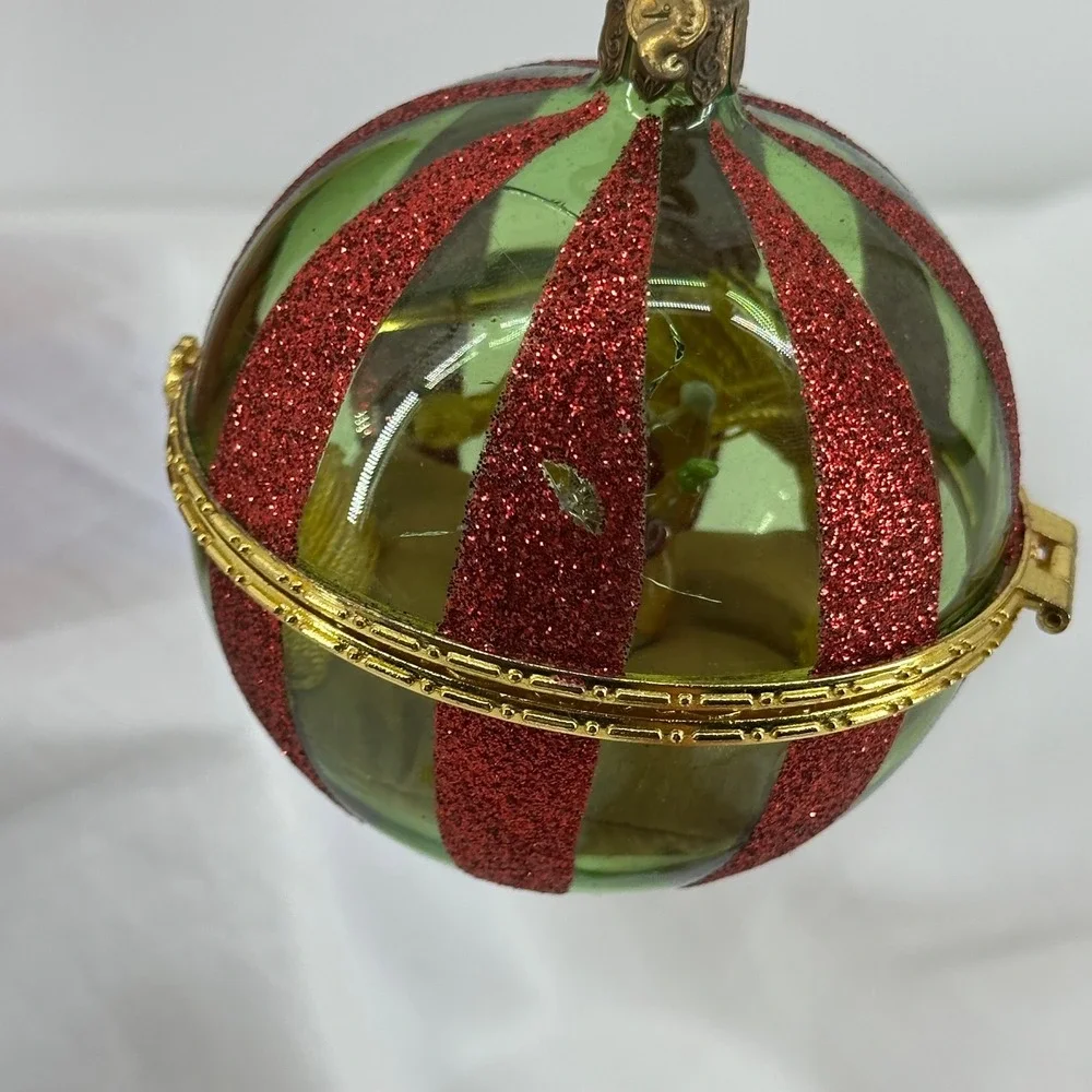 Waterford Holiday Heirlooms North Pole Treasures Box- Ornament * Crack in Glass
